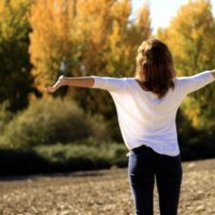 Sabine Scheffler, Coach für Frauen, Selbstliebe, Gleichgewicht und Kommunikation. Hier umarme ich die Welt, entfaltet die Arme.